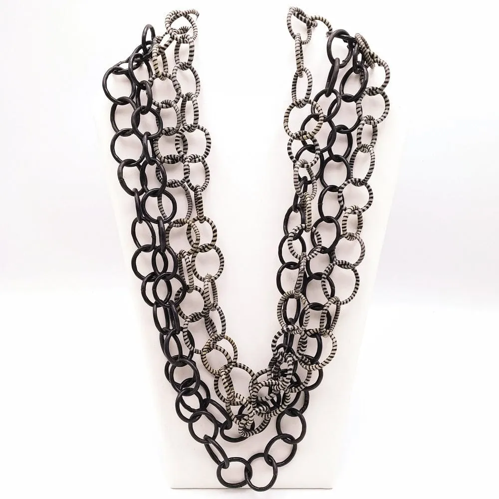 Colliers à maillons en tongs recyclées