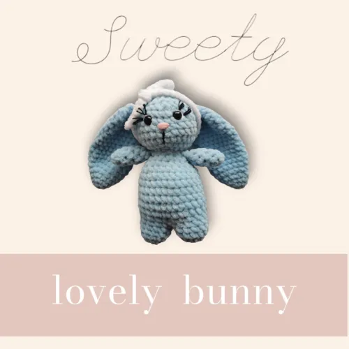 Jouet petit lapin bleu au crochet